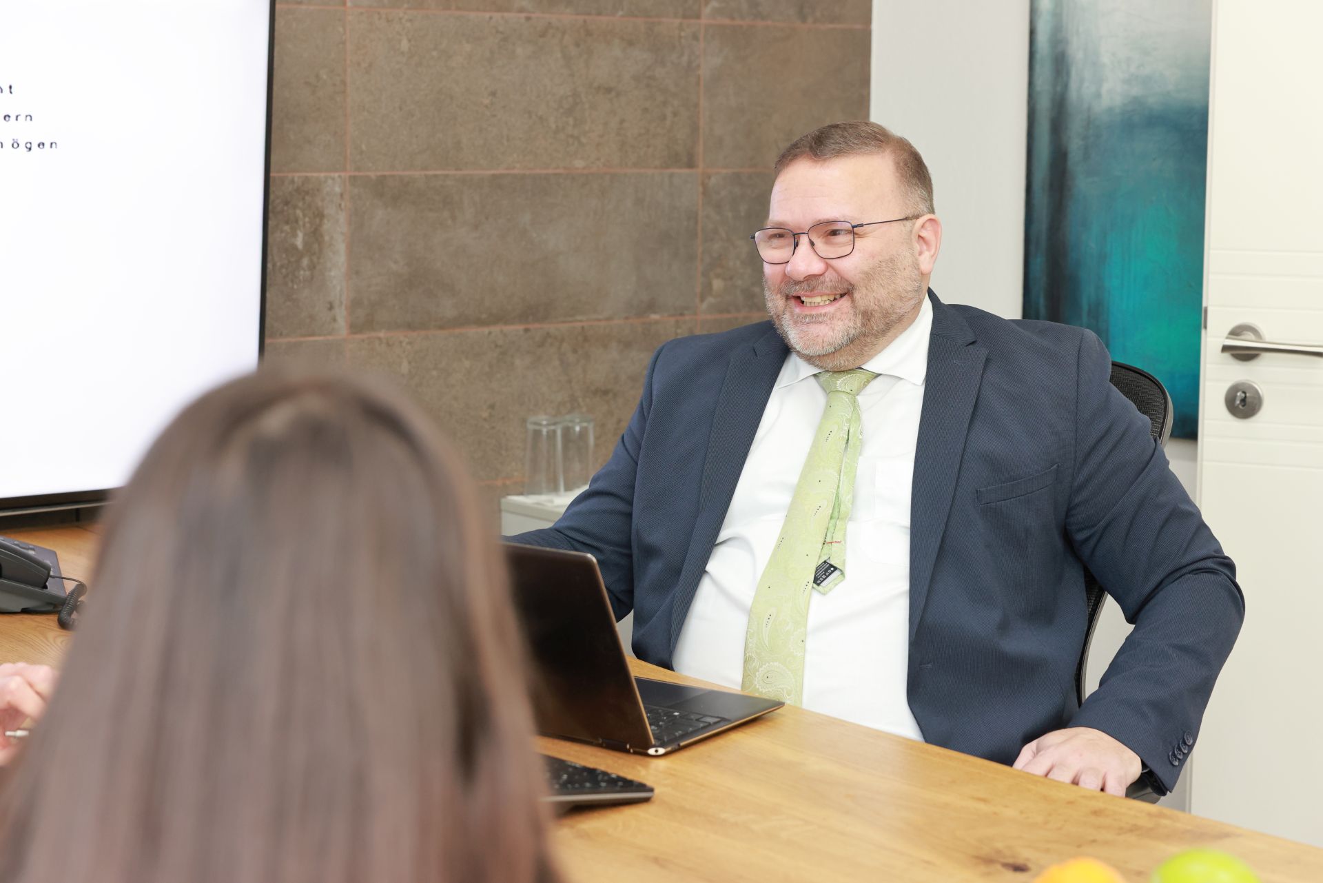 Ra Kay Hübner in Mandantenbesprechung