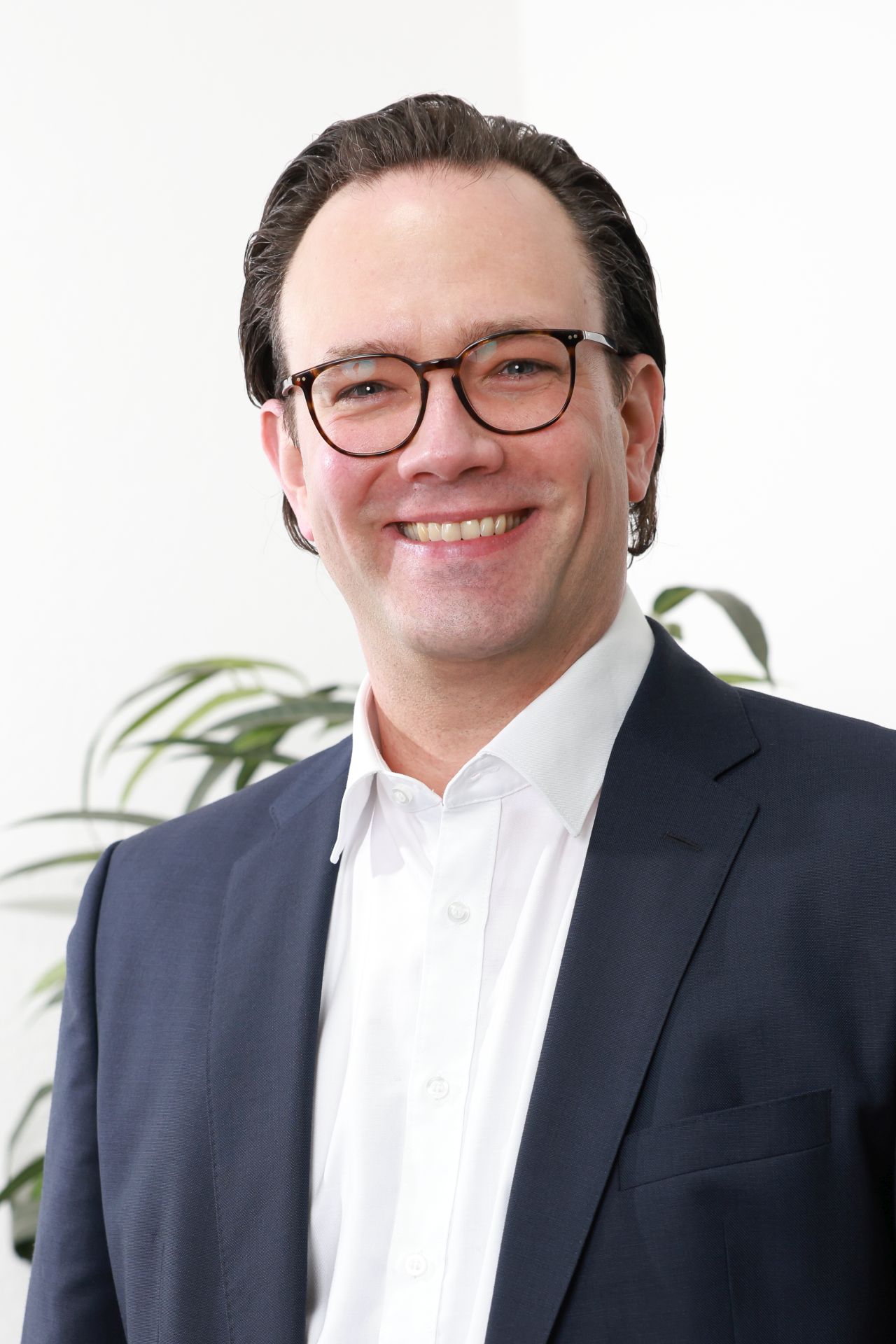 Rechtsanwalt (in Anstellung) Master of Laws (Versicherungsrecht) Bankkaufman